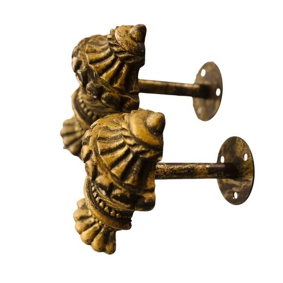 Pair of Vintage Neoclassical Urn Curtain Tiebacks – Cast Metal Gold Patina - Picture 3 of 4